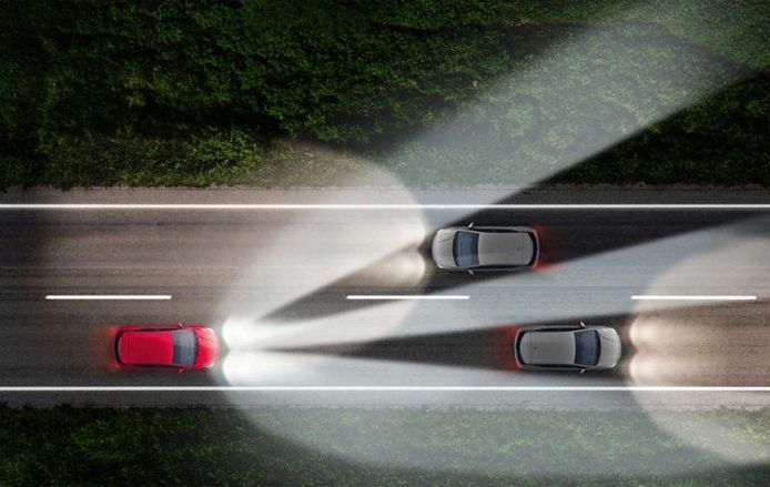 Porsche quiere que veamos en HD por la noche: sus faros alcanzan 600 metros e iluminan el doble